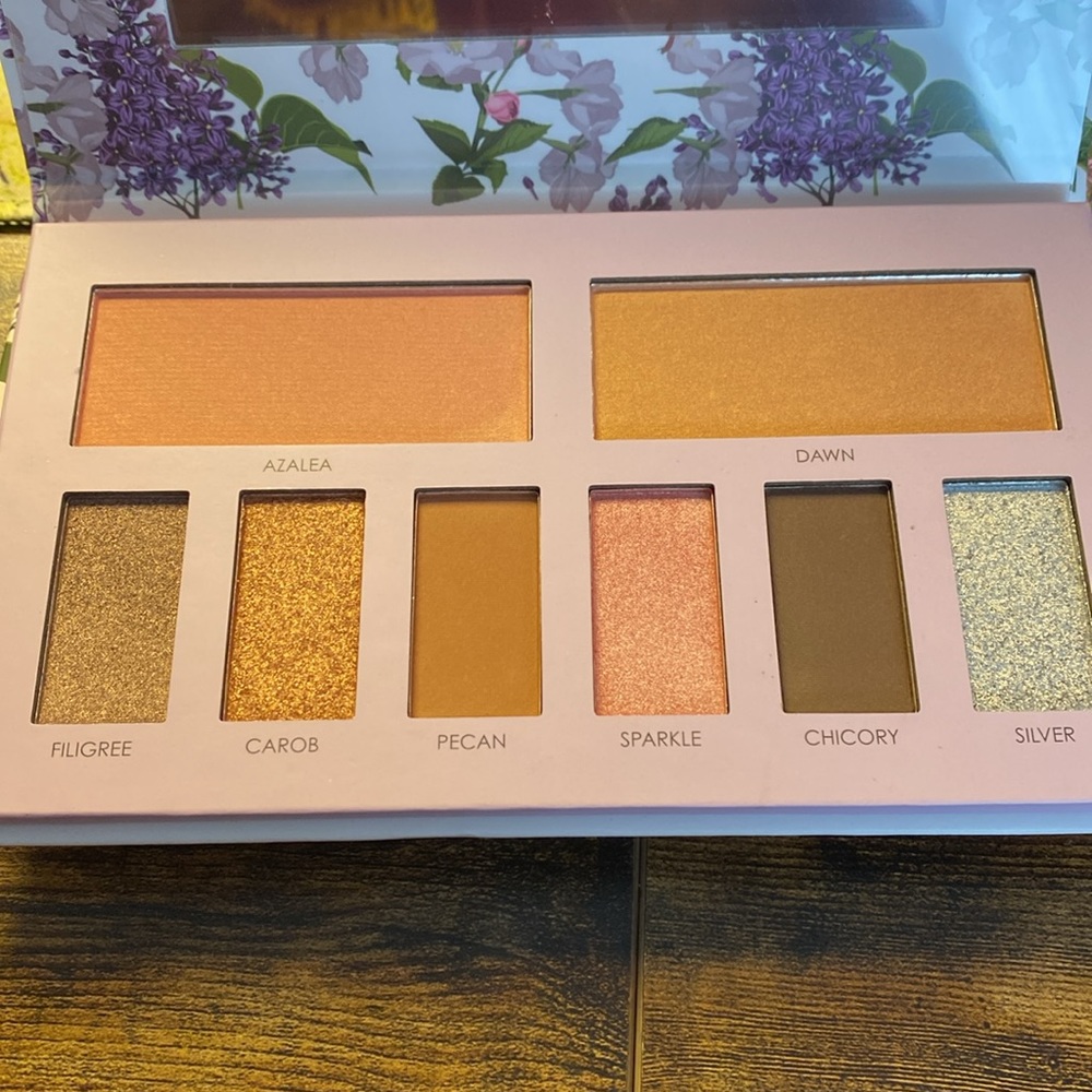 Seraphine Botanicals Sakura + Sage Vegan eyeshadow & blush palette - Picture 4 of 7
